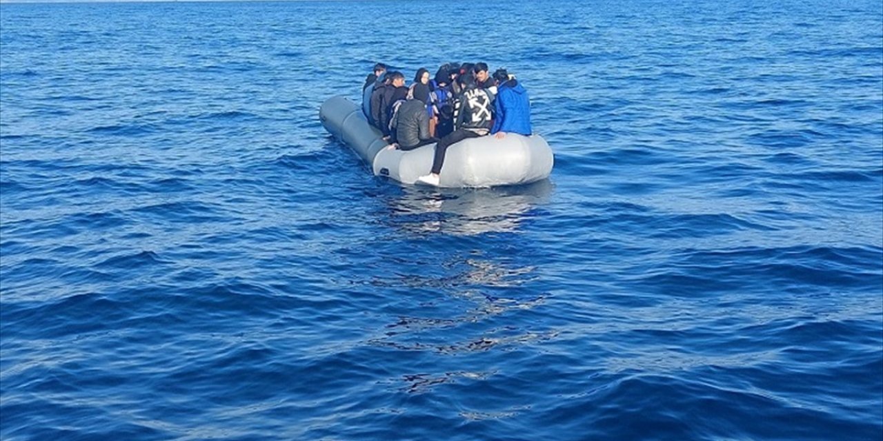 Balıkesir açıklarında motoru arızalanan bottaki 36 düzensiz göçmen kurtarıldı