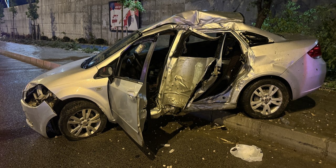 Yozgat'ta kaldırımdaki ağaçlara çarpan otomobilin sürücüsü yaralandı