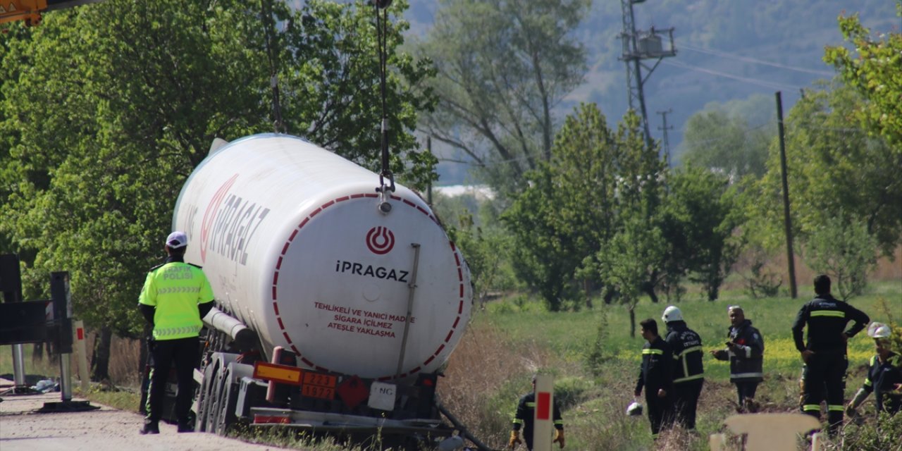 GÜNCELLEME - Burdur'da devrilen LNG yüklü tankerin yoldan kaldırılma çalışmaları sürüyor