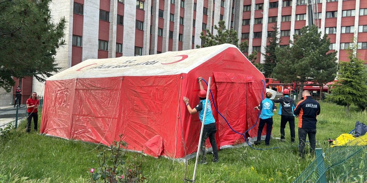 GÜNCELLEME 2 -Trakya Üniversitesi Tıp Fakültesi Hastanesinin çatısındaki yangın söndürüldü