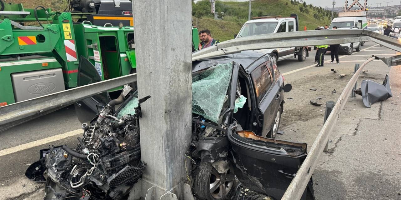 İstanbul'da yön tabelasının direğine çarpan otomobilin sürücüsü hayatını kaybetti