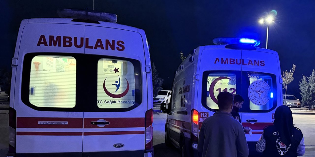 GÜNCELLEME 2 - Aksaray'da yolcu otobüsünün devrilmesi sonucu 2 kişi öldü, 34 kişi yaralandı
