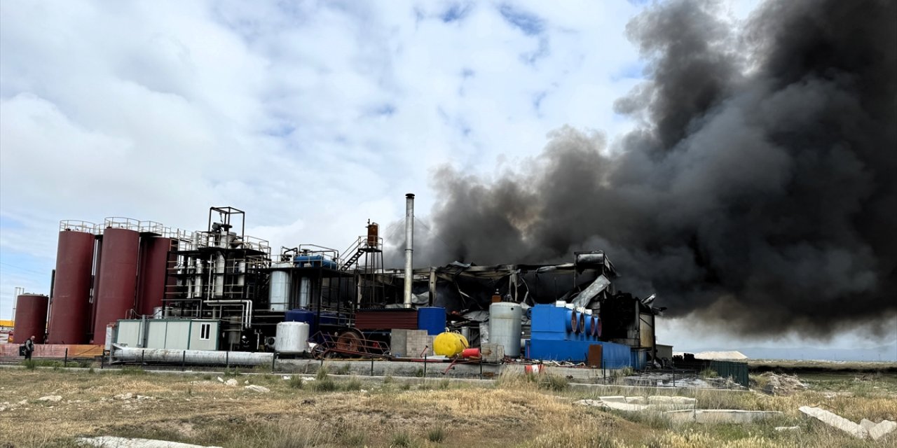 GÜNCELLEME - Aksaray'da atık yağ geri dönüşüm fabrikasında çıkan yangın kontrol altına alındı