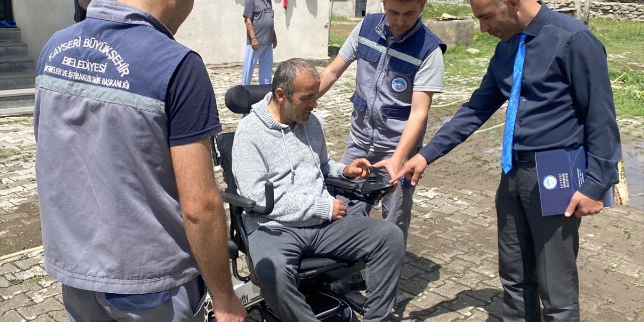 Kayseri'de engelli vatandaşın akülü araç talebi yerine getirildi