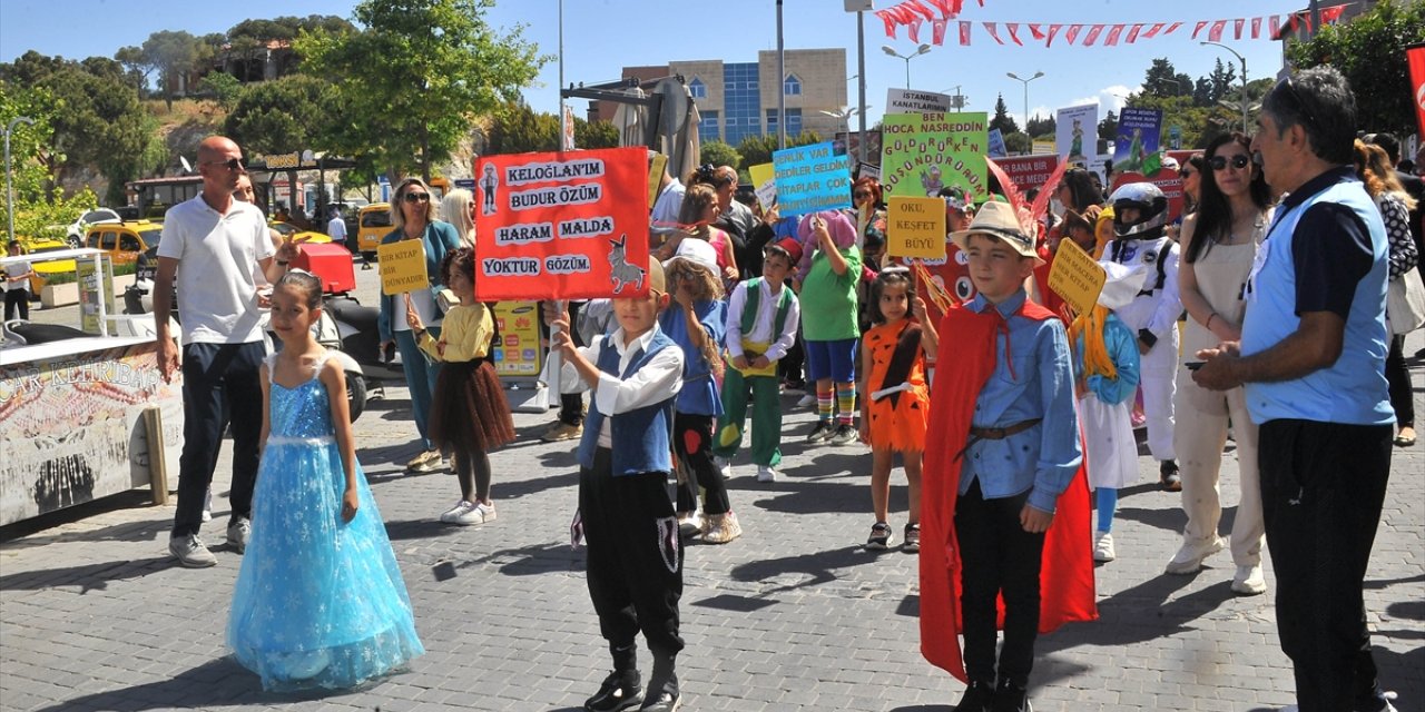 İzmir'de Kitap Takas Şenliği'ne katılan öğrenciler kortej yürüyüşü yaptı