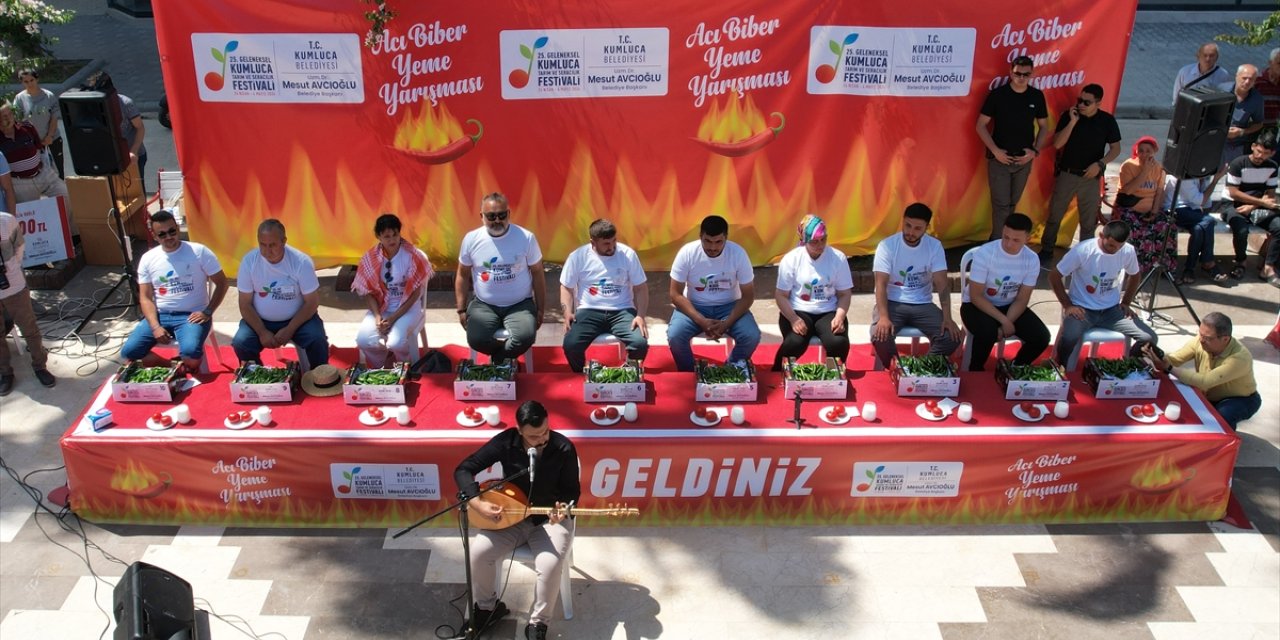 Antalya'daki festivalde 3 dakikada 323 gram acı biber yiyen kişi birinci oldu