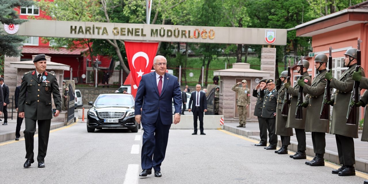 Milli Savunma Bakanı Güler, Harita Genel Müdürlüğünü ziyaret etti: