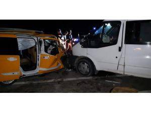 Siirt'te minibüs ile ticari taksi çarpıştı: 8 yaralı