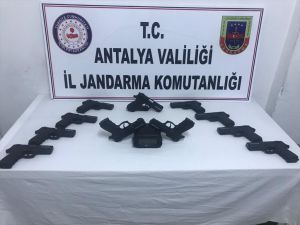 Antalya'da 11 ruhsatsız tabanca ele geçirildi