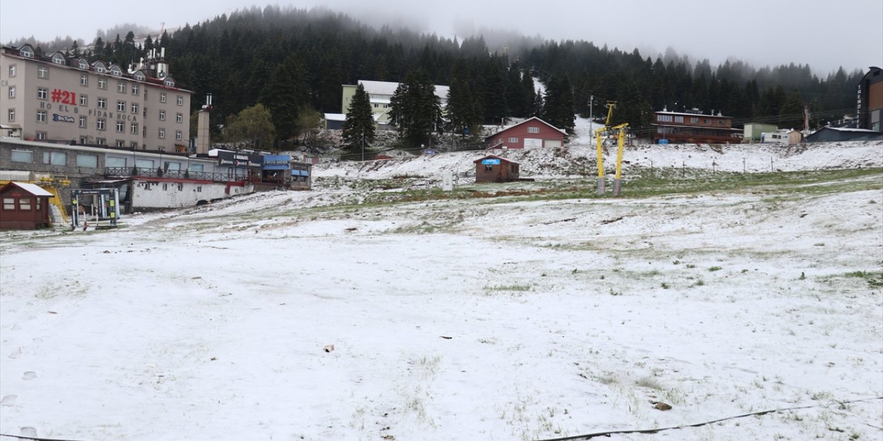 Sezonu martta kapatan Uludağ'da mayısta kar sürprizi