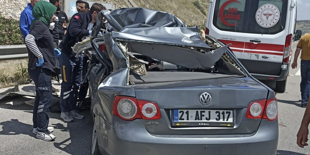 Gaziantep'te tıra arkadan çarpan otomobildeki 1 kişi öldü, 1 kişi yaralandı