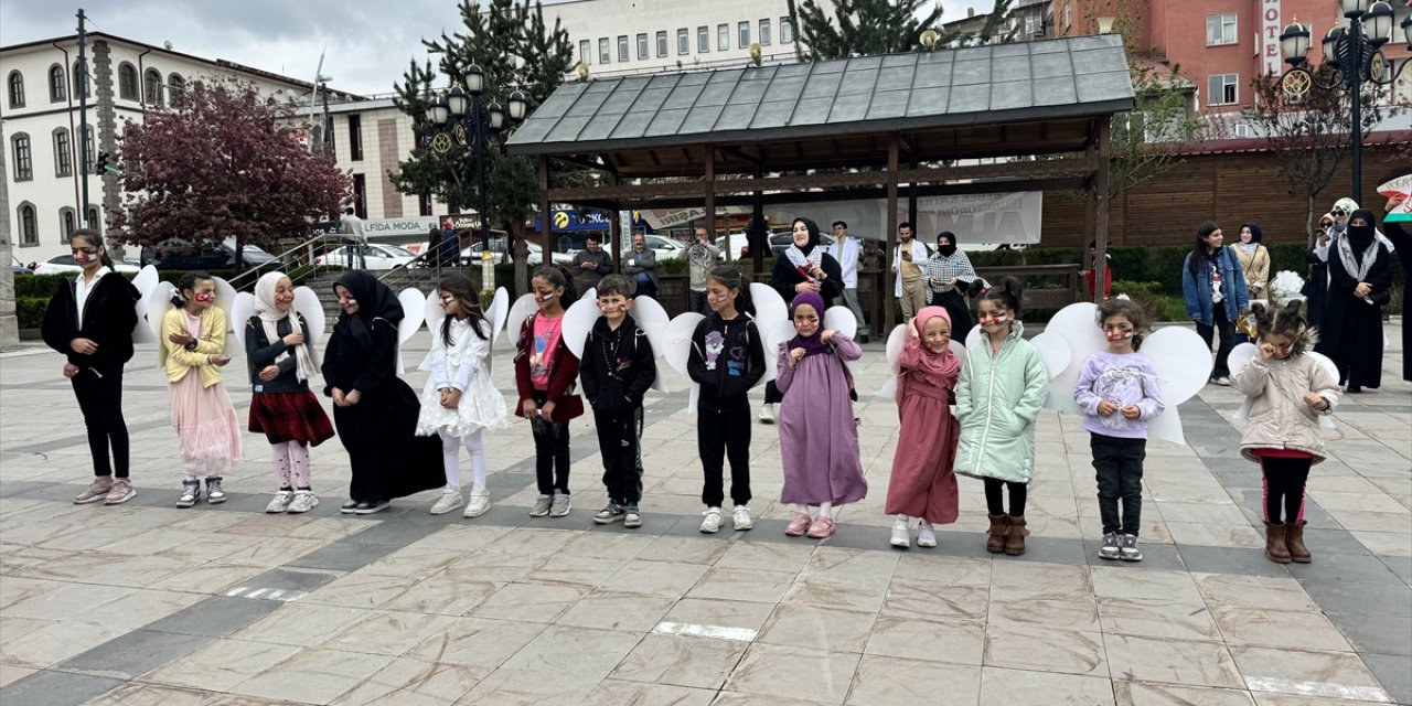 Erzurum'da çocuklar,  sağlıkçıların Gazze için "sessiz yürüyüş"ünü destekledi