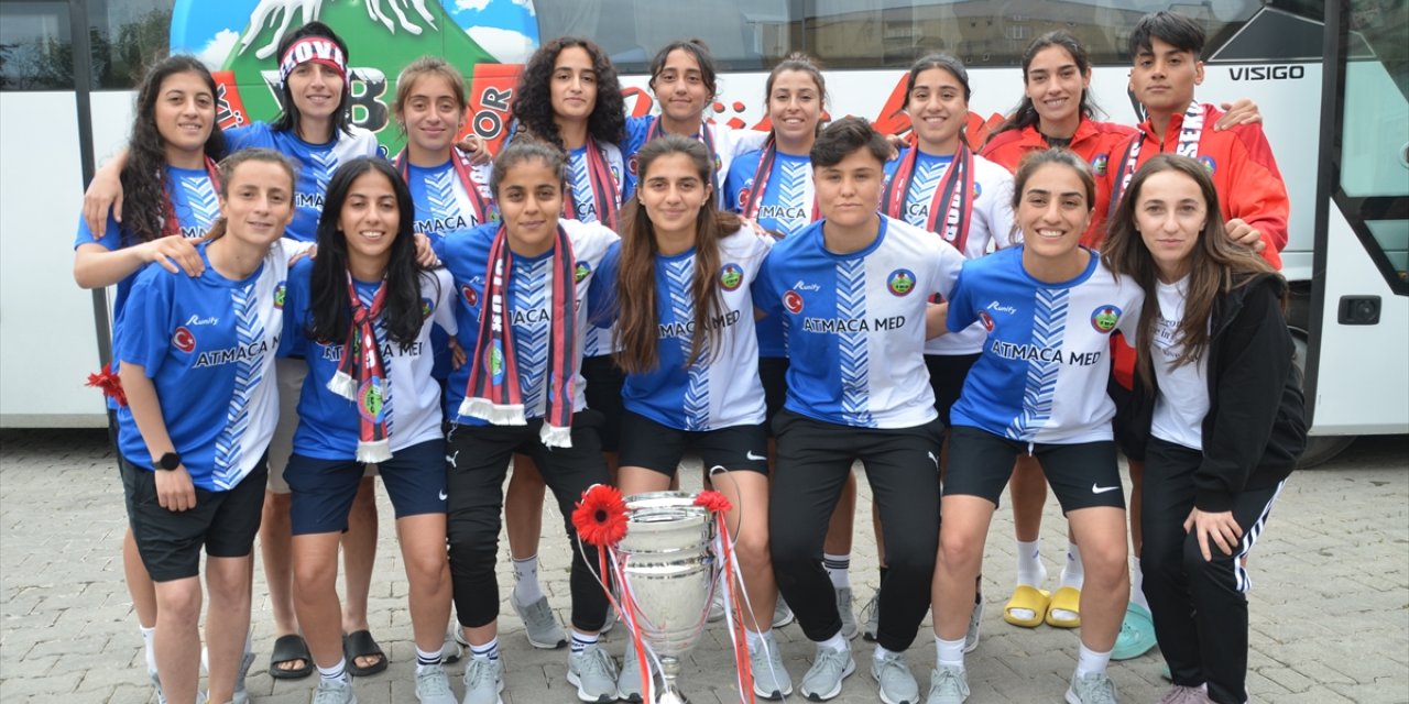 TFF Kadınlar 2. Ligi şampiyonu Yüksekova Belediyespor ilçeye döndü
