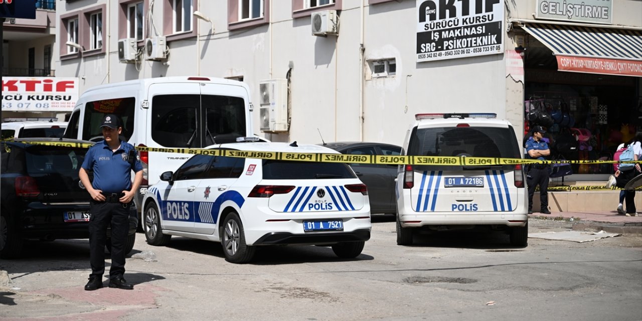 GÜNCELLEME - Adana'da iş yerine silahlı saldırı sırasında araçla yoldan geçen kadın öldü