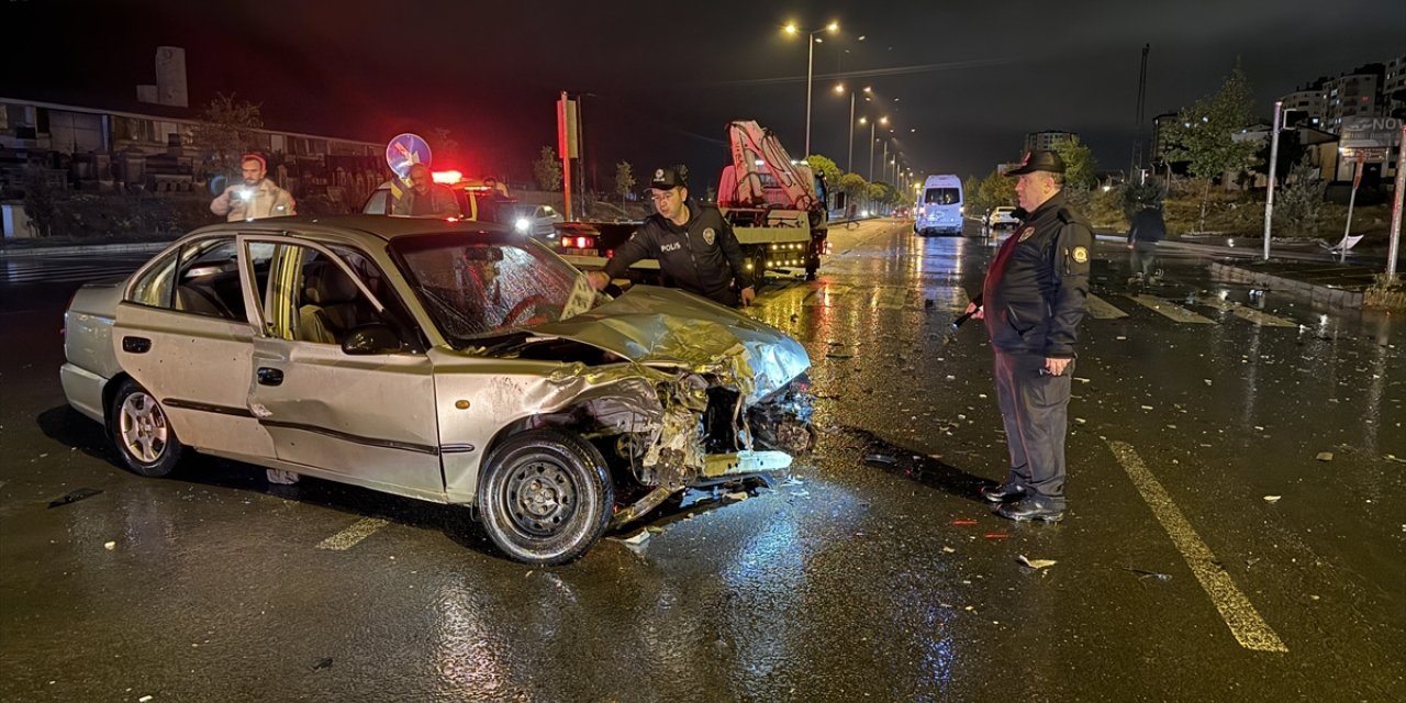 Kayseri'de servis minibüsü ile otomobilin çarpışması sonucu 11 kişi yaralandı
