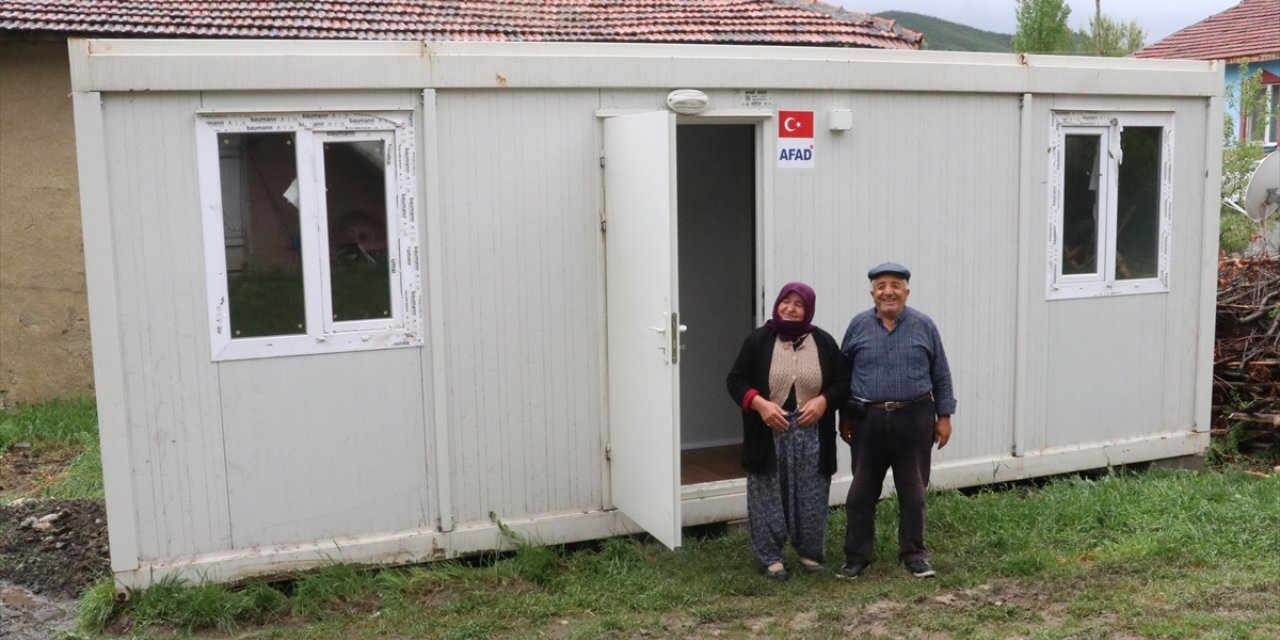 Yozgat'ta evi depremde ağır hasar gören vatandaşlar konteynerlere yerleştiriliyor