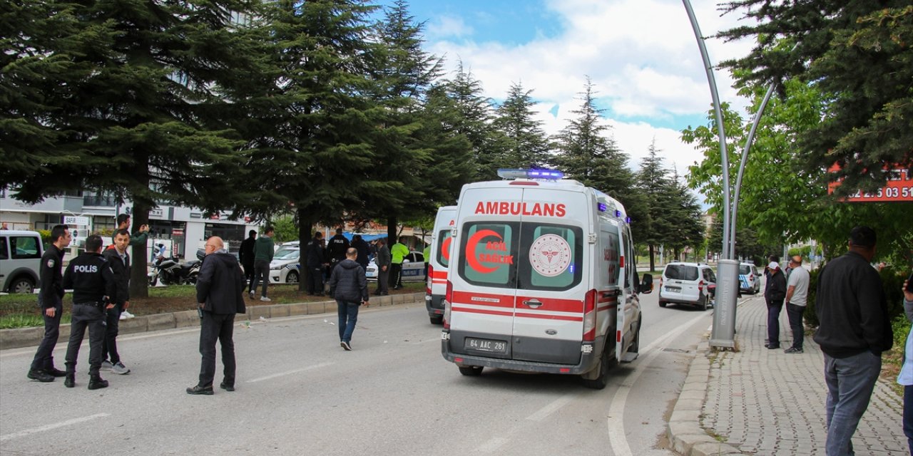 Uşak'ta hafif ticari aracın çarptığı anne ve oğlu ağır yaralandı