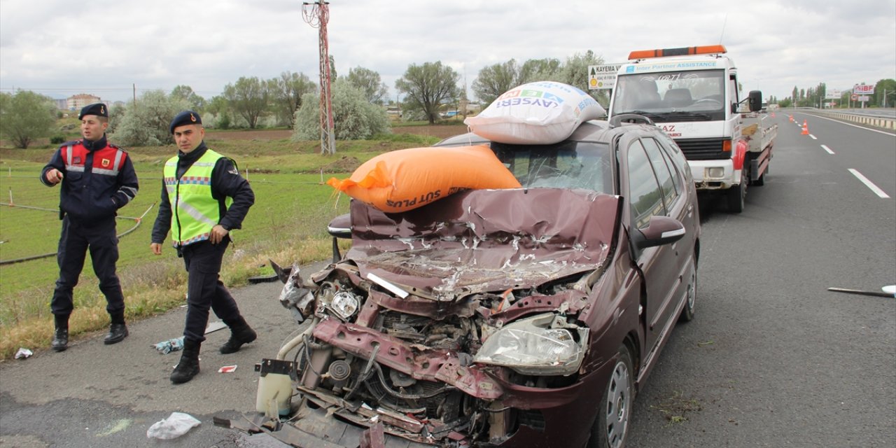 Kayseri'de kamyonet ile otomobilin çarpıştığı kazada 3 kişi yaralandı