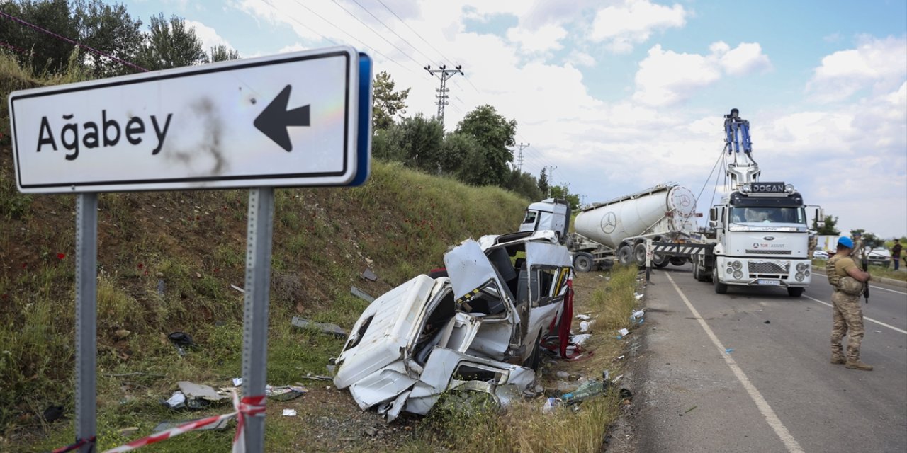 GÜNCELLEME 4 - Gaziantep'te minibüsle beton mikseri çarpıştı