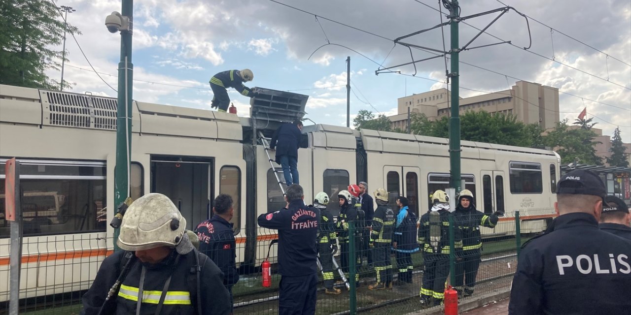 Gaziantep'te tramvayda yıldırım düşmesi nedeniyle çıkan yangın söndürüldü