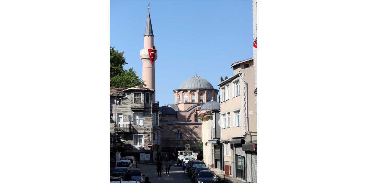 Yeniden ibadete açılan Kariye Camii'ne vatandaşlar yoğun ilgi gösterdi