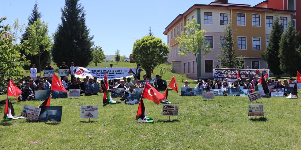 Kütahya Dumlupınar Üniversitesi öğrencileri  Filistin’e destek için oturma eylemi düzenledi