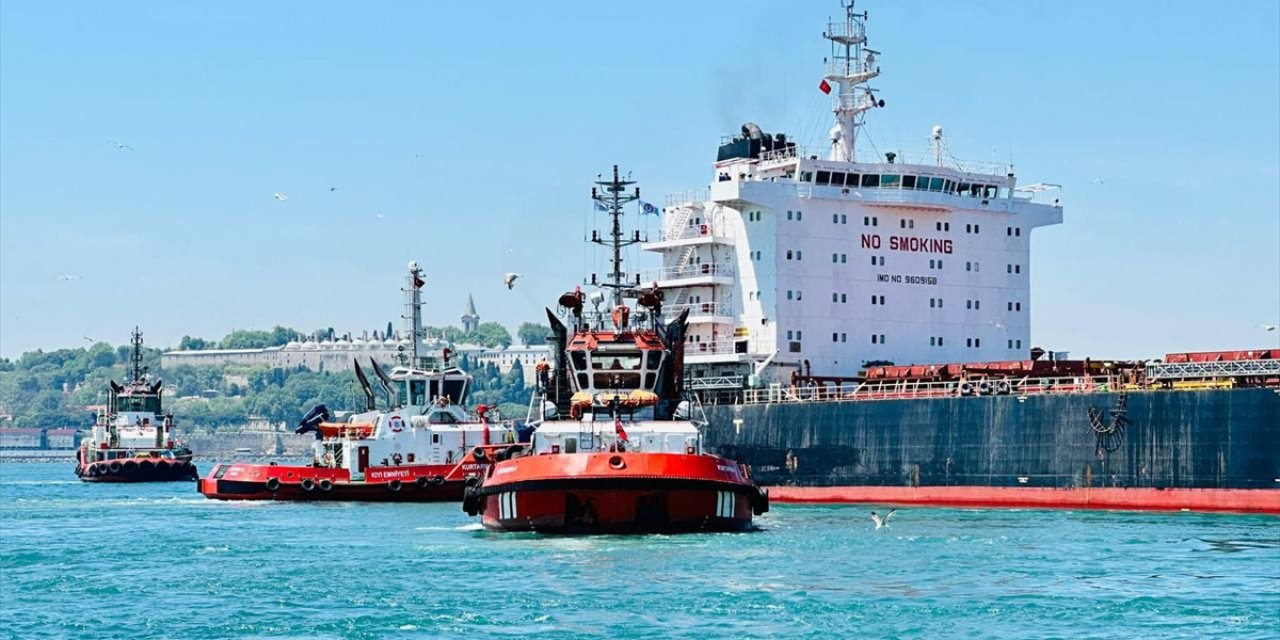 GÜNCELLEME 2 - İstanbul Boğazı'nda karaya oturan yük gemisi kurtarıldı