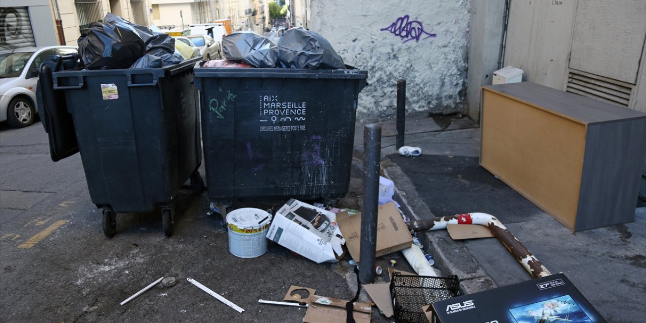 Fransa'nın Olimpiyat meşalesini karşılama hazırlığını çöp yığınları gölgeledi