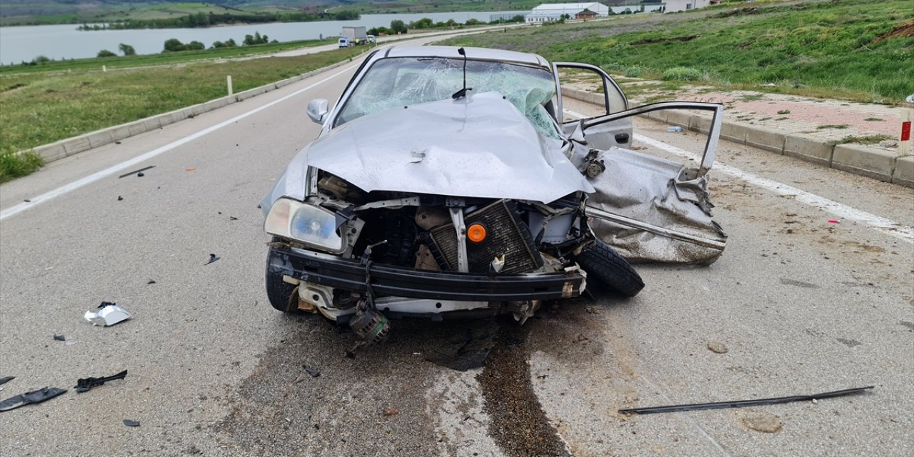 Sivas'ta tır ile otomobilin çarpıştığı kazada 4 kişi yaralandı