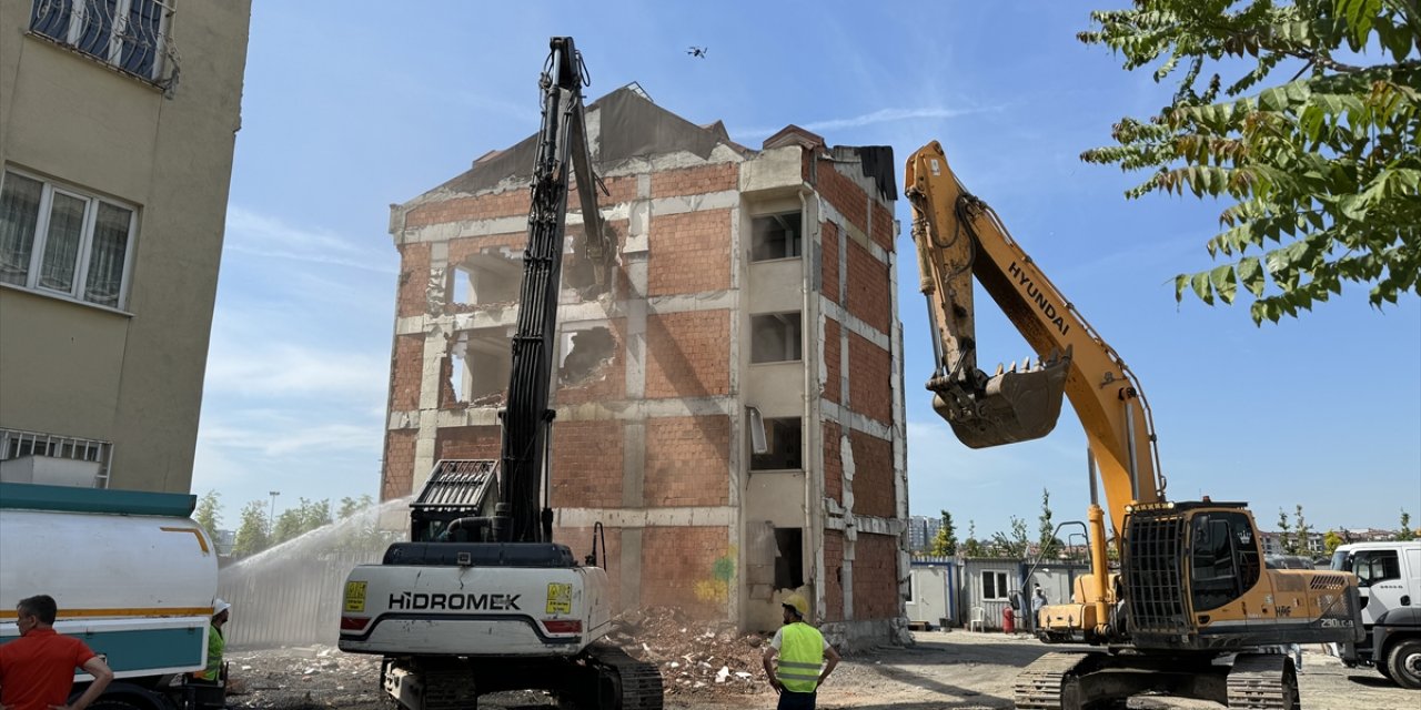 Zeytinburnu'nda kentsel dönüşüm kapsamında 6 binanın yıkımına başlandı