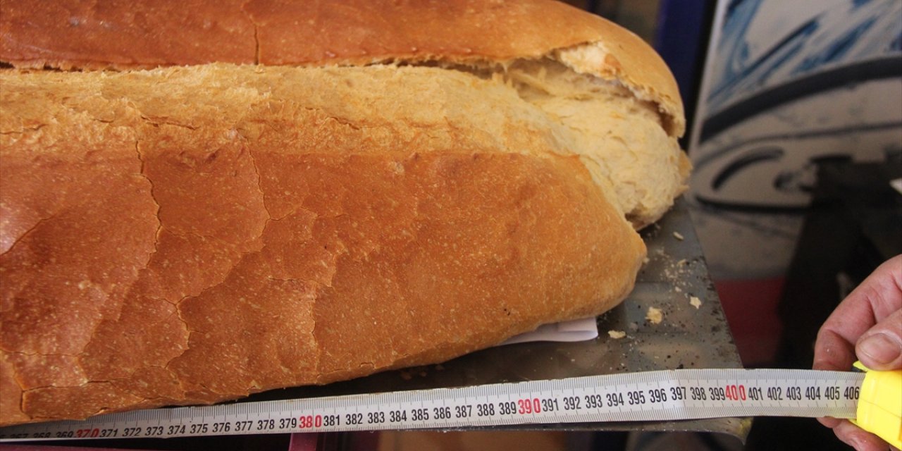 Sivas'ta 3,8 metrelik ekmek yapan fırıncı sosyal medyadaki yorumlardan sonra 4 metrelik ekmek üretti
