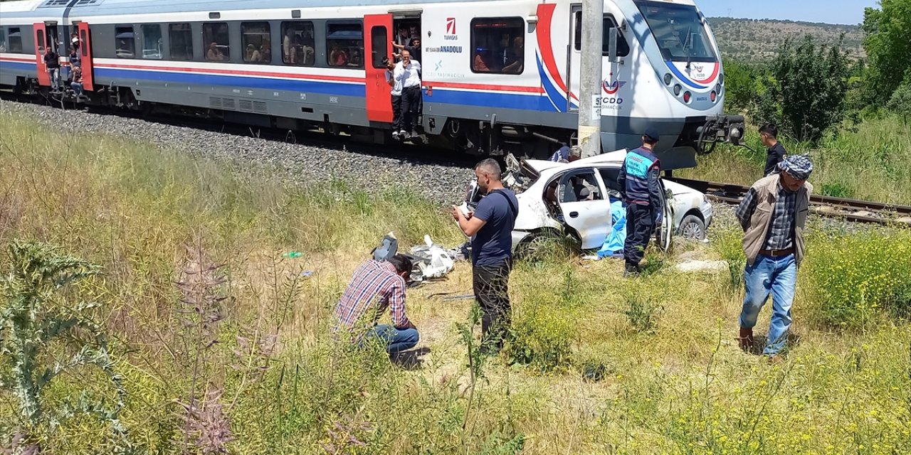 Manisa'da hemzemin geçitte trenin çarptığı otomobilin sürücüsü öldü