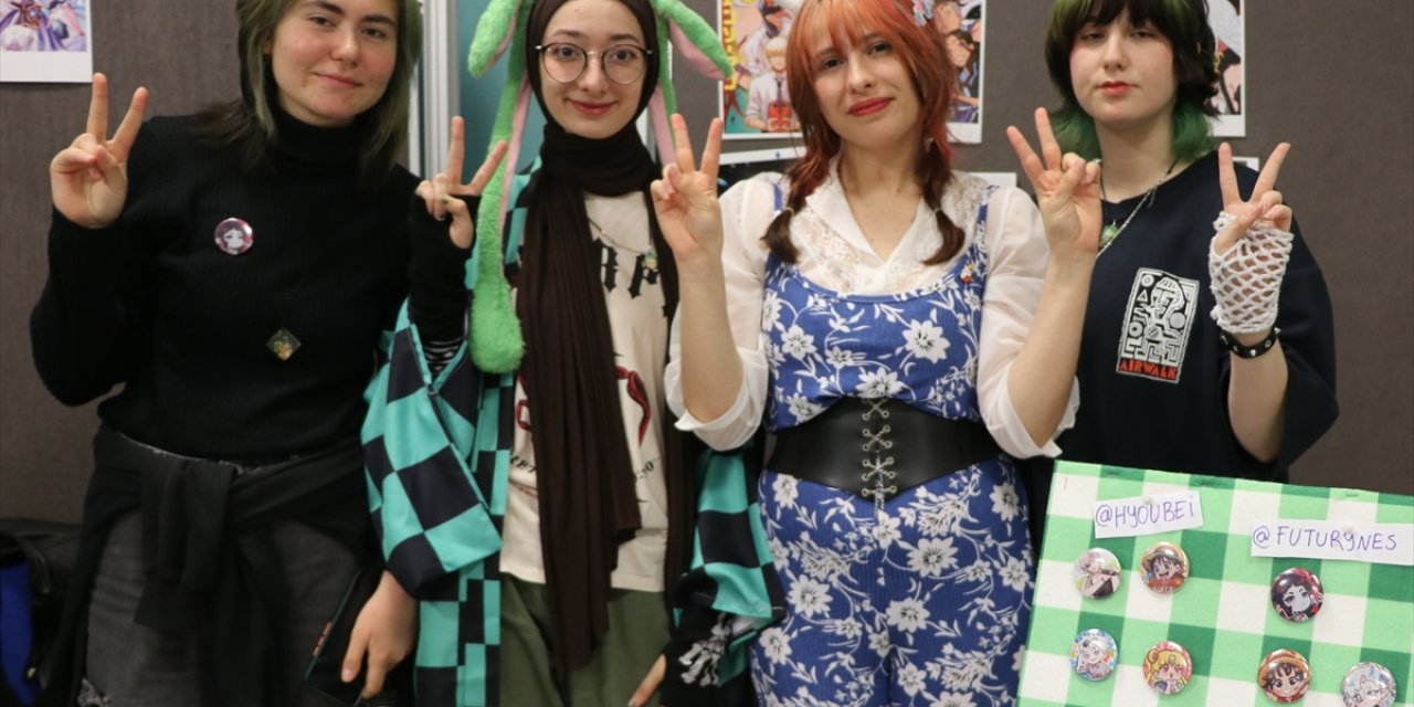 Kütahya'da üniversite öğrencileri çizgi film karakteri kostümleriyle festivale katıldı