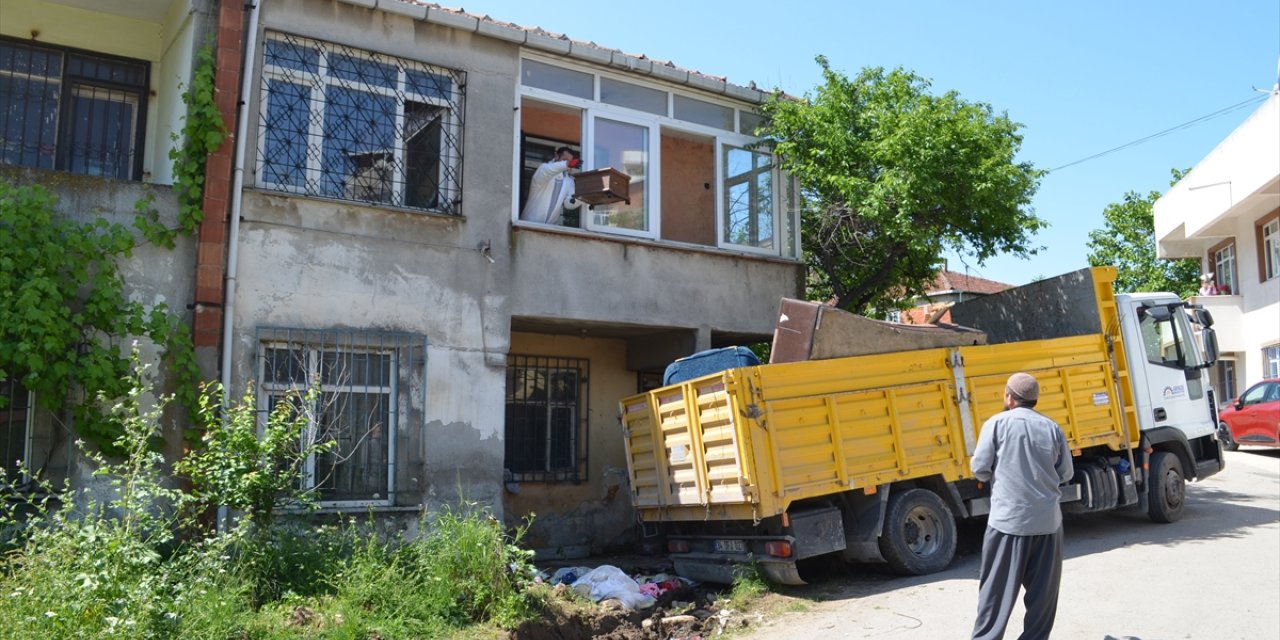 Kocaeli'de bir evden 10 kamyon çöp çıkarıldı