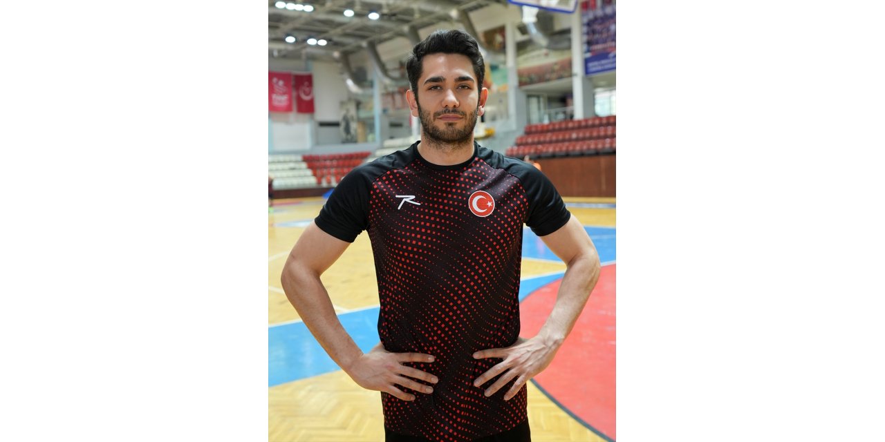 Milli hentbolcu Halil İbrahim Öztürk'ten İzmirlilere maç daveti