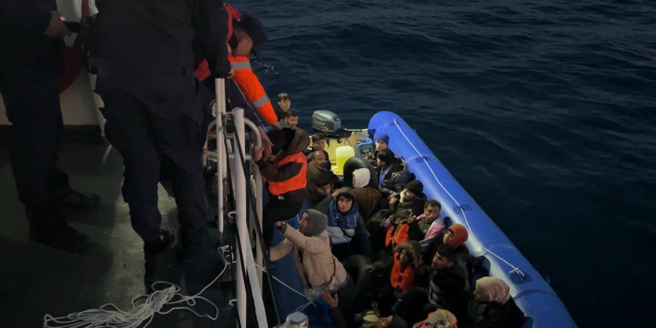Ayvalık açıklarında 23 düzensiz göçmen yakalandı