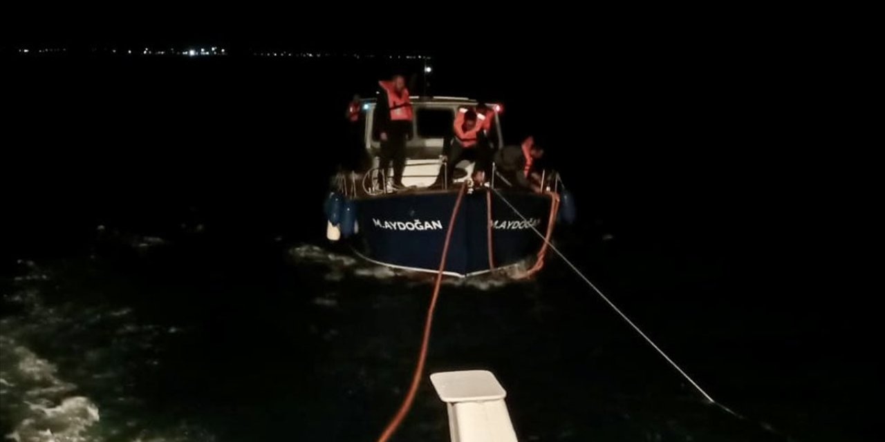 Çanakkale Boğazı'nda arızalanan tekne marinaya yanaştırıldı