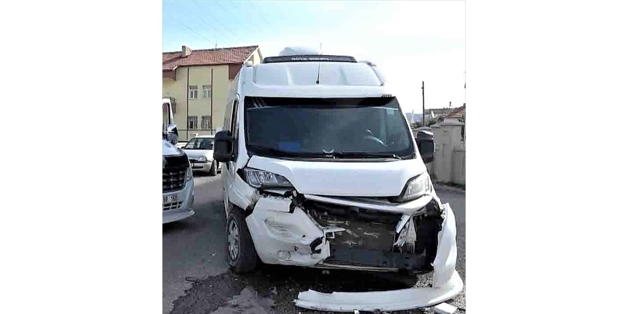 Aksaray'da işçi servisi otomobille çarpıştı, 7 kişi yaralandı
