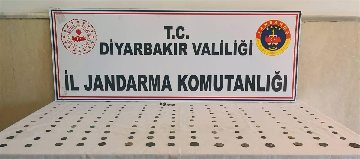 Diyarbakır'da tarihi eser operasyonunda 144 sikke ele geçirildi