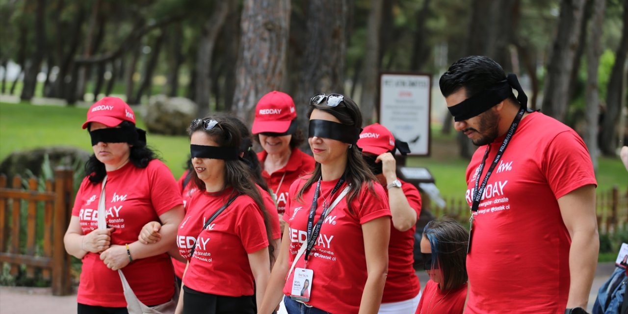 Antalya'da görme engelliler için farkındalık yürüyüşü düzenledi