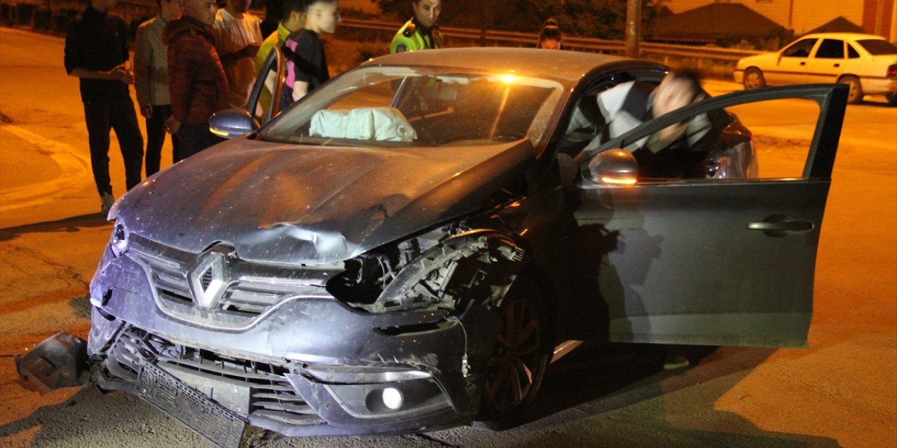 Kırıkkale'de 2 otomobilin çarpıştığı kazada 5 kişi yaralandı