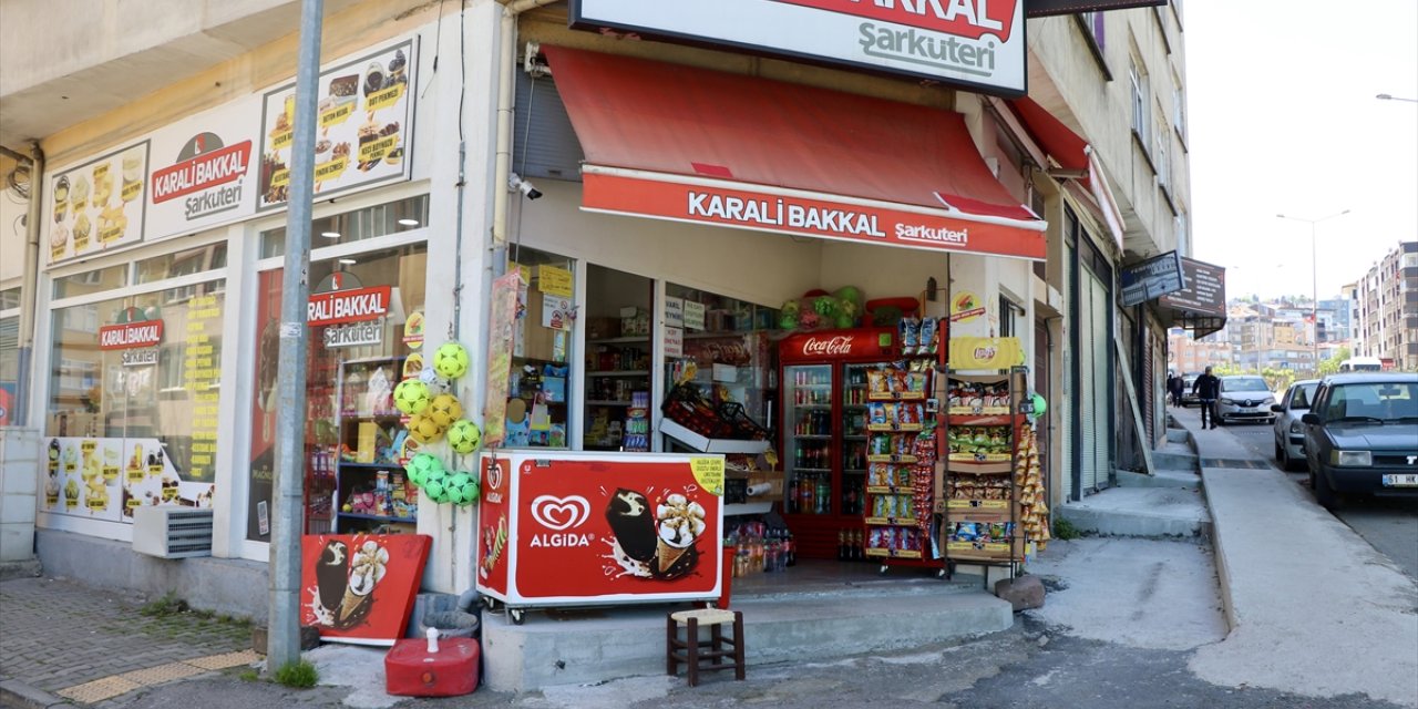Trabzon'da karganın marketin önündeki raftan cips paketini alması kameralara yansıdı