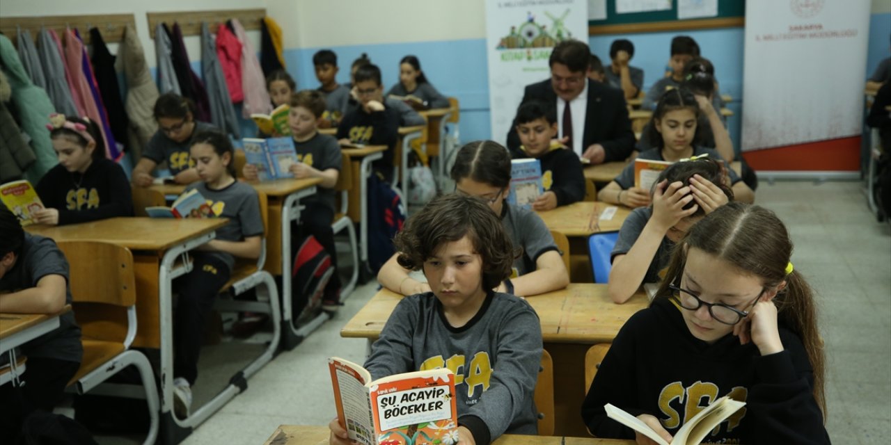 Sakarya'da okullarda toplu okuma etkinliğiyle öğrencilere kitap sevgisi kazandırılıyor