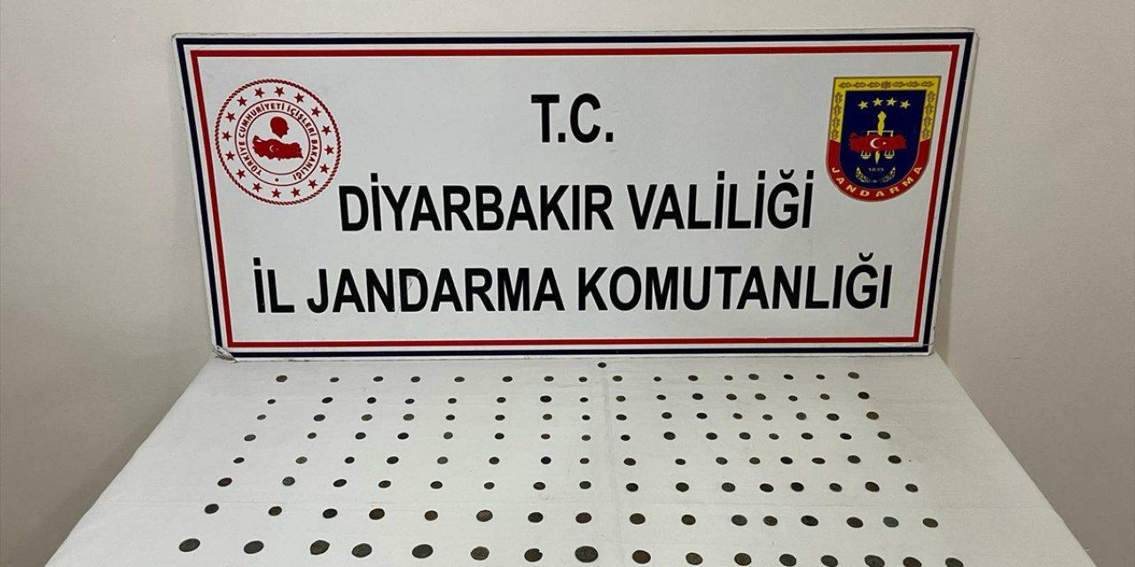 Diyarbakır'da tarihi eser operasyonunda 145 sikke ele geçirildi