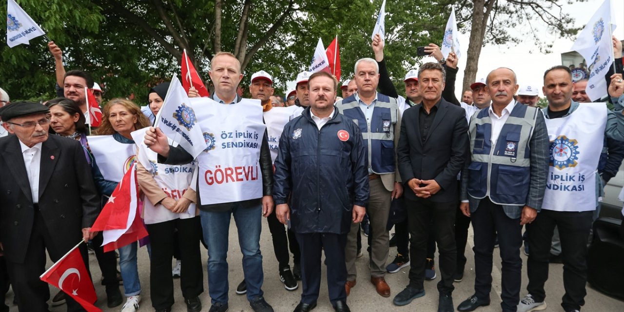Öz İplik İş Sendikasının yöneticileri Bursa'da eylem yapan işçileri ziyaret etti