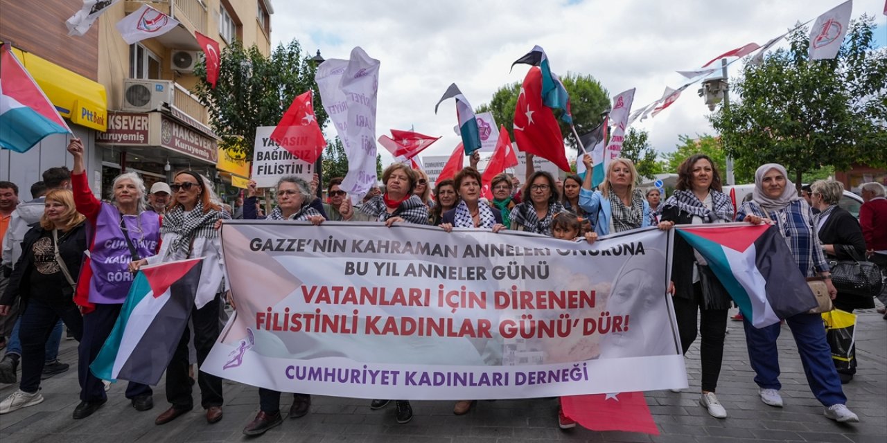 İzmir'de Cumhuriyet Kadınları Derneğinden Gazzeli annelere destek yürüyüşü