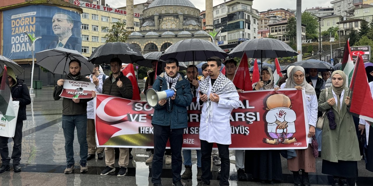 Rize'de sağlık çalışanları "sessiz yürüyüş"le İsrail'i protesto etti
