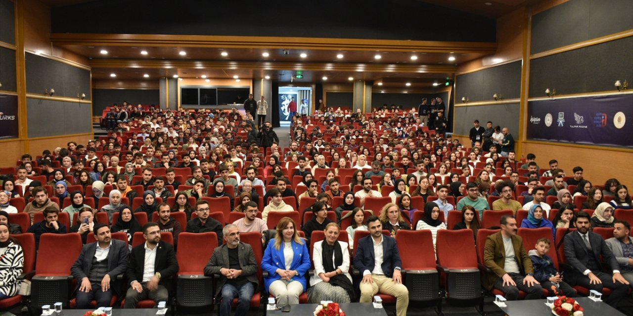 Erzurum'da üniversitelilere "Türkiye'nin Büyük Dil Modeli T3 AI" projesi anlatıldı