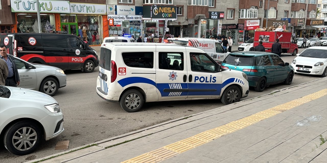 Erzurum'da trafikte yol verme kavgasında 1 kişi bıçakla yaralandı