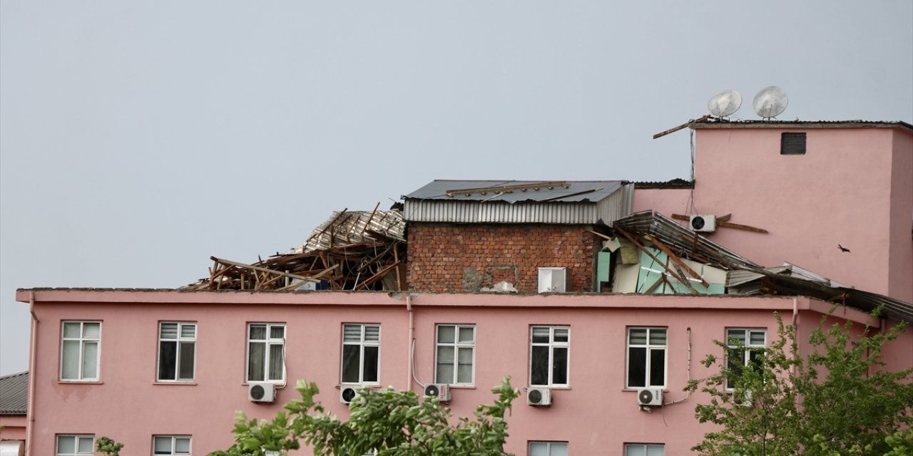 Trabzon'da fırtına nedeniyle hastanenin çatısı zarar gördü